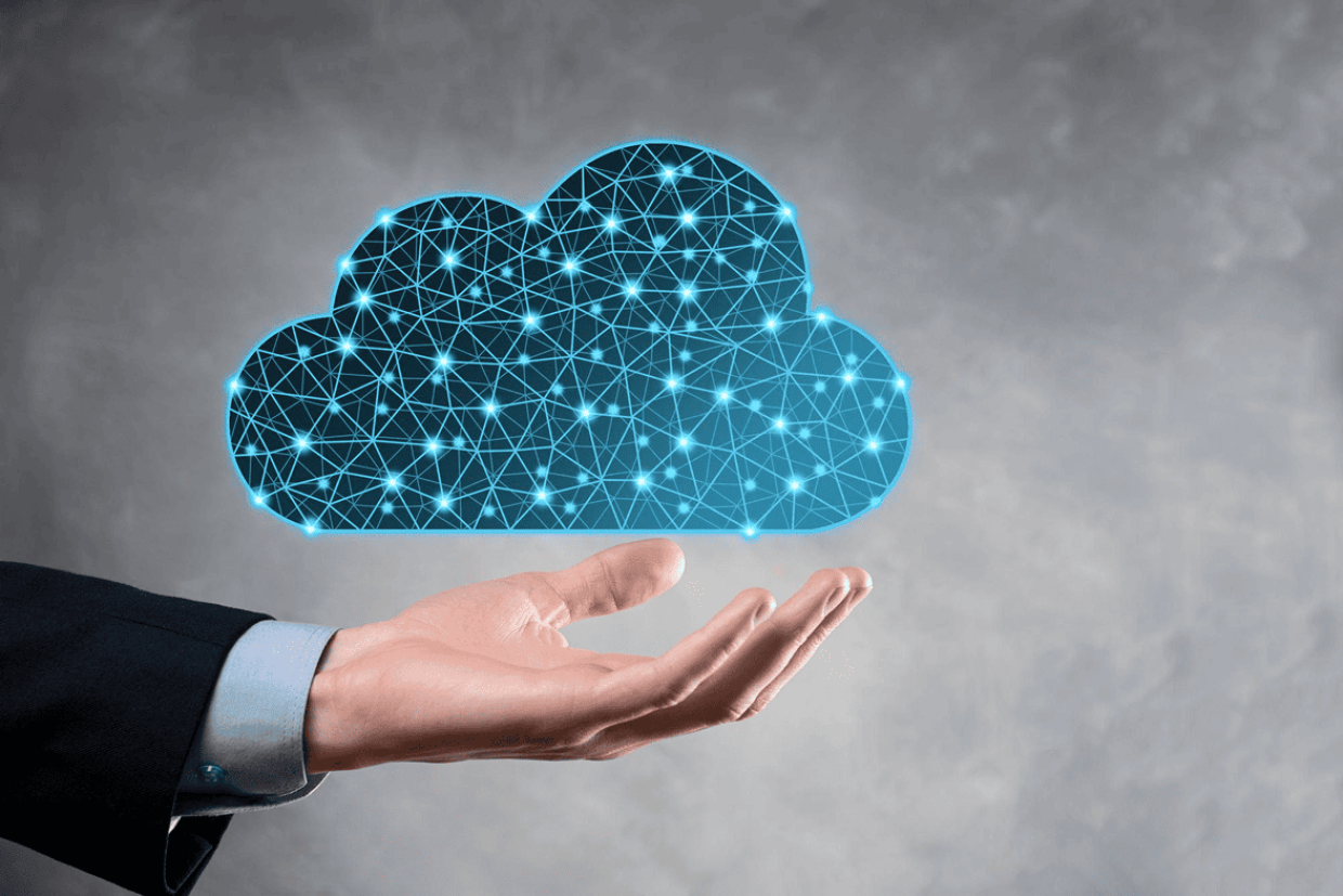 Duas mãos de uma pessoa de pele clara, mexendo em um notekook, e por cima do notebook, algumas computações artificiais.